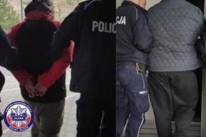 dwie zatrzymane osoby stojące w towarzystwie umundurowanych policjantów