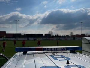 oznakowany radiowóz policyjny podczas zabezpieczenia meczu piłki nożnej, przy stadionie w miejscowości Gać