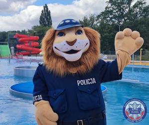 maskotka dolnośląskiej policji - Komisarz Lew na basenie miejskim w Oławie