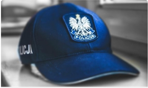 niebieska policyjna czapka z daszkiem