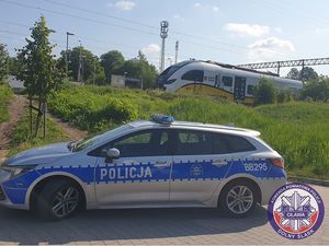 policyjny oznakowany radiowóz przy stacji PKP w miejscowości Jelcz Laskowice