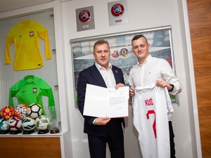 Mateusz Kuś na wspólnym zdjęciu z prezesem Polskiego Związku Piłki Nożnej Cezarym Kuleszą 
zdjęcie wykonane przez Paula Duda