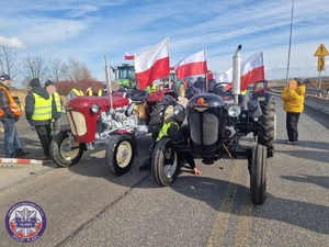 protest rolników na węźle Brzezimierz - wjazd i zjazd z autostrady A4