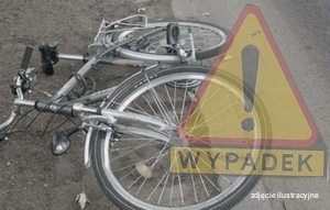 zdjęcie ilustracyjne leżącego roweru i napisu wypadek