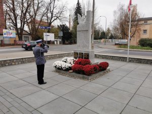 Komendant Powiatowy Policji w Oławie oddaje hołd przed pomnikiem