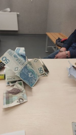 banknoty w różnych nominałach leżące na biurku