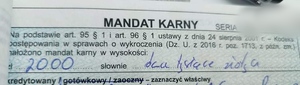 Zdjęcie przedstawia element mandatu karnego kredytowanego z wpisaną kwotą dwóch tysięcy złotych mandatu