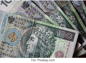 zdjęcie ilustracyjne przedstawia kilka banknotów stuzłotowych