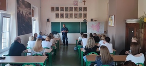 policjant dzielnicowy podczas rozmowy z rodzicami uczniów klas ósmych