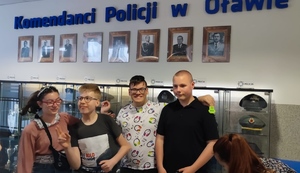 uczniowie zespołu szkół specjalnych oglądają Sztandar oławskiej policji