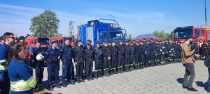 Policjanci, Strażacy oraz pracownicy Gazowni podczas odprawy służbowej odbywającej się przed ćwiczeniami