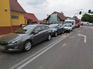 zdjęcie z kolizji drogowej w której uczestniczyły cztery samochody tj. Opel Astra, Skoda Octavia, Opel Astra i Peugeot boxer