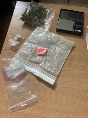 na biurku leżą ujawniona na interwencji narkotyki tj tabletki ecstasy koloru różowego, amfetamina oraz susz roślinny tj. marihuana, a także waga i woreczki z zapięciem strunowym