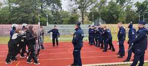 uczniowie klasy policyjnej i policjanci podczas ćwiczeń na stadionie