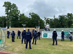 uczniowie klasy policyjnej i policjanci podczas ćwiczeń na stadionie - pozorowanie wprowadzania na trybuny kibiców