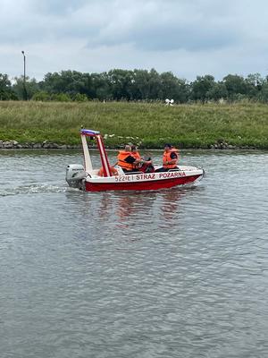 patrol straży pożarnej na łódce podczas kontroli rzeki Odra