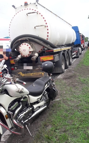 na zdjęciu widać cysternę i motor, które uczestniczyły w wypadku