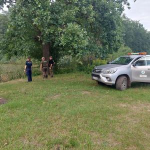 wspólny patrol straży leśnej, policji i straży rybackiej