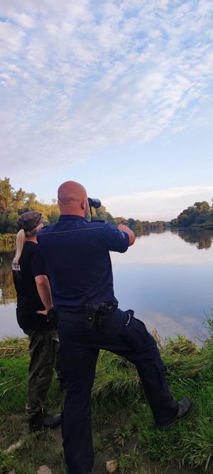 kontrola rzeki Odra przez  policje i straż rybacką