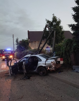 zdjęcie samochodu z miejsca wypadku