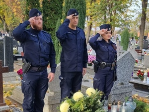 Komendant Komisariatu Policji w Jelczu Laskowicach wspólnie z policjantami oddali hołd i zapalili znicze na grobie zastrzelonego na służbie Jacka Engel