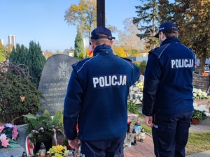 Komendant Powiatowy Policji w Oławie oraz Zastępca Komendanta Powiatowego Policji w Oławie oddają hołd przy pomniku