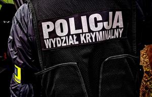 na czarnej kamizelce biały napis Policja Wydział Kryminalny