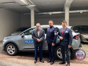 Burmistrz Miasta Oława Tomasz Frischmann, Burmistrz Miasta i Gminy Jelcz Laskowice Bogdan Szczęśniak oraz Komendant Powiatowy Policji w Oławie podinspektor Artur Dobrowolski podczas przekazania nieoznakowanego radiowozu