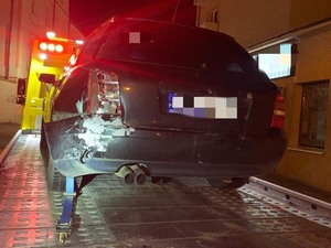 samochód osobowy marki audi zabrany na lawecie na parking strzeżony