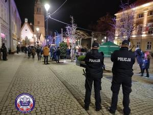 policjanci pilnujący bezpieczeństwa podczas finału WOŚP na oławskim Rynku