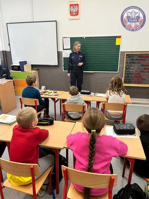 policjantka podczas pogadanki na temat bezpiecznych ferii