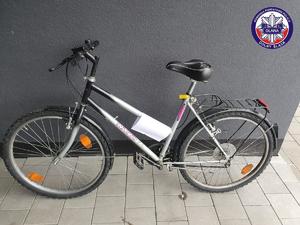 zdjęcie roweru miejskiego koloru czarno - srebrnego