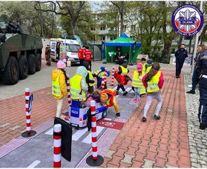 dziewczynki i chłopcy podczas zabawy i pogadanki na autochodziku