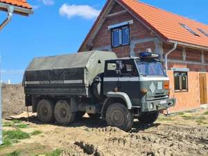 pojazd saperów zaparkowany na placu pudowy w okolicy miejsca ujawnienia niewybuchów