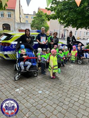 policjantka razem z dziećmi stoi przy radiowozie