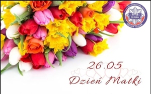 w lewym górnym rogu znajduje się bukiet kwiatów a po środku jest napis 26 maja dzień matki