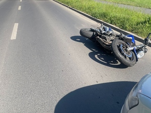 leżący na jezdni motocykl biorący udział w zdarzeniu drogowym