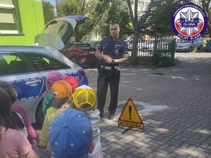 policjanci prezentują policyjny oznakowany radiowóz