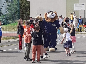 maskotka dolnośląskiej Policji - Komisarz Lew podczas zabawy z dziećmi