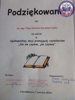 Podziękowanie dla dzielnicowego mł.asp. Daniela Kaczmarczyka za udział w ogólnopolskiej akcji promującej czytelnictwo &quot;Jak nie czytam, jak czytam&quot;