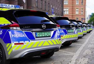 policyjne oznakowane samochody elektryczne marki nissan