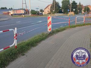skrzyżowanie ulicy Strzelnej i Broniewskiego w Oławie gdzie doszło do uszkodzenia barierek oddzielającej jezdnię od chodnika