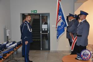 Zastępca Komendanta Wojewódzkiego Policji we Wrocławiu inspektor Norbert Kurenda wita się ze Sztandarem Komendy Powiatowej Policji w Oławie