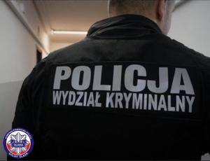 Na czarnym tle bluzy biały napis Policja Wydział Kryminalny