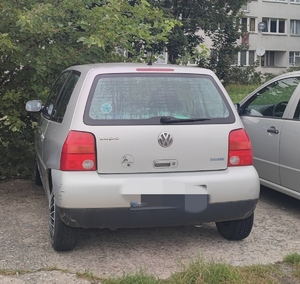 odzyskany samochód osobowy marki VW Lupo koloru srebrno - szarego