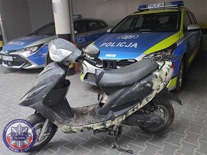 odzyskany motorower zaparkowany przy oznakowanym policyjnym radiowozie