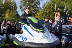 uczeń klasy policyjnej zapoznający się ze sprzętem Komisariatu Wodnego