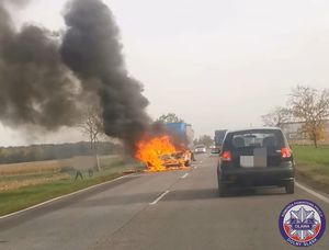 pożar samochodu osobowego marki VW do którego doszło na drodze krajowej nr 94, przy wjeździe do miejscowości Godzikowice od strony Brzegu (powiat oławski)