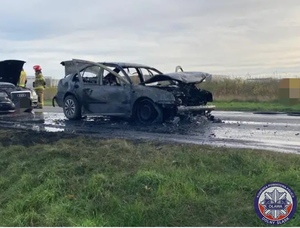 samochód osobowy marki Volkswagen, który spłonął w wyniku kolizji do której doszło na drodze krajowej nr 94 w powiecie oławskim