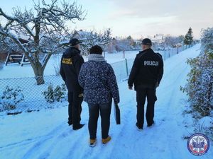 funkcjonariusz Policji, Straży Miejskiej w Oławie wspólnie z pracownikiem Miejskiego Ośrodka Pomoc Społecznej podczas kontroli terenu ogrodów działkowych